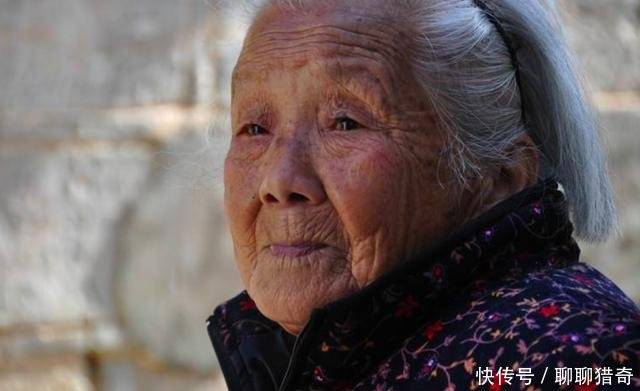 52歲孤寡老人撿個棄嬰，十八年後女孩高考，家門口來了一排警車