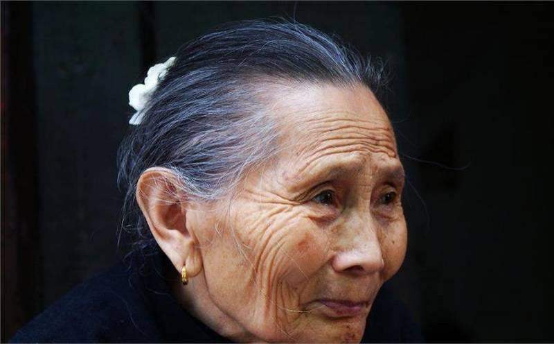 15歲就嫁人生子，婆婆天天拿一把米叫我到路口撒，直到鄰居偷偷告訴我用意，我忍不住崩潰大哭