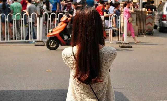 丈夫車禍放棄治療，妻子果斷改嫁，三年後偶遇，妻子大喊自己糊塗