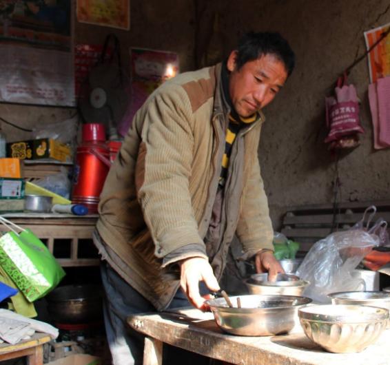 兒子娶媳婦，婆婆聽說是二婚不讓進家門，兒媳一言，癱坐在地