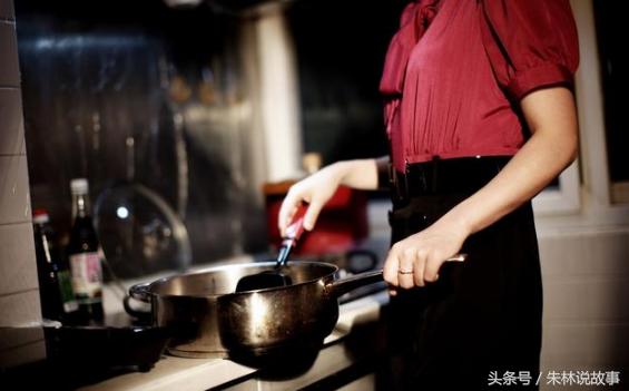 去前妻家給女兒過生日，飯桌上前妻夾魚給現任吃，丈夫感慨萬千