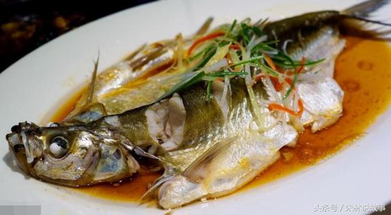 去前妻家給女兒過生日，飯桌上前妻夾魚給現任吃，丈夫感慨萬千