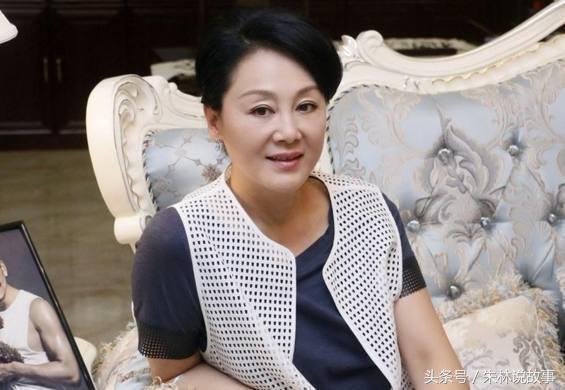 新年將至，兒子給繼母六千她回兩萬，提個要求兒子淚如雨下
