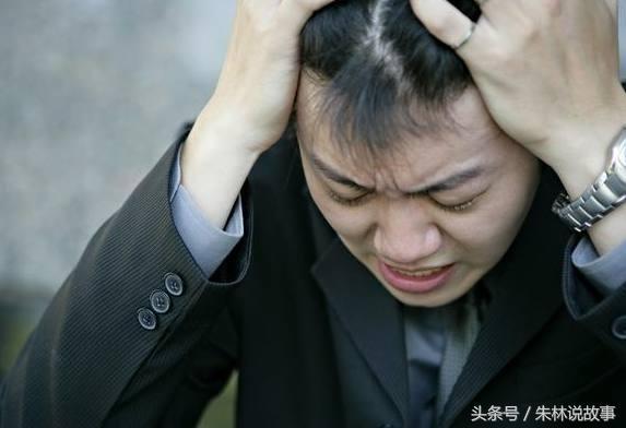 新年將至，兒子給繼母六千她回兩萬，提個要求兒子淚如雨下