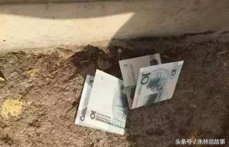 妻子去世後，女兒天天撿到錢，跟蹤女兒到墓地，我氣得臉都白了