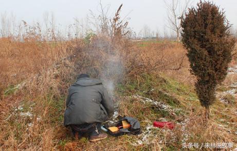妻子去世後，女兒天天撿到錢，跟蹤女兒到墓地，我氣得臉都白了