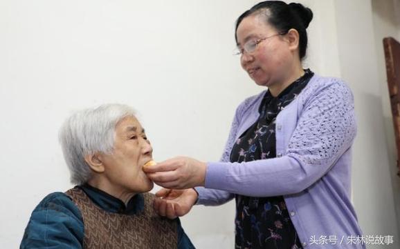婆婆生病媳婦回娘家借錢，弟弟拿兩百打發，回到家看到信息我哭了