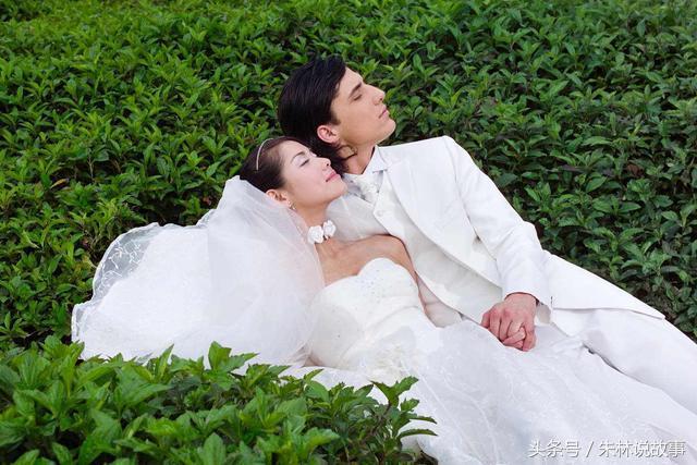 結婚那天岳母羞辱農村父母，妻子現場一番話，讓丈夫淚流滿面
