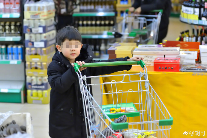  媽媽不給買「就把商品摔爛」！男童超市大哭抗議，霸氣媽媽「用10分鐘震憾全台灣」！