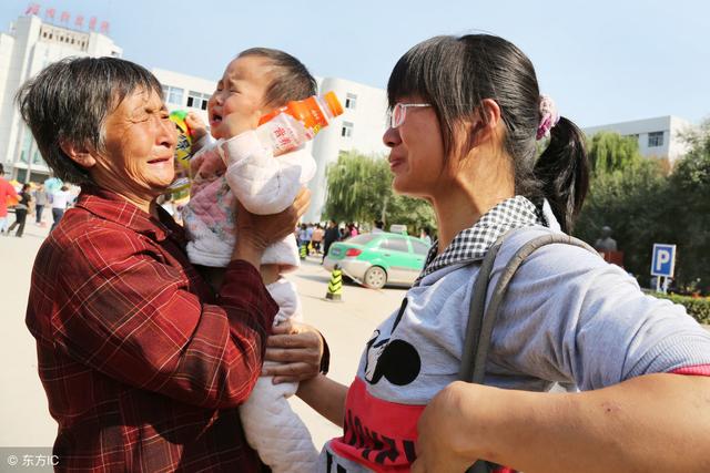 前夫再婚，婆婆逼著我去參加，台上她說一番話，新娘怒扇我耳光