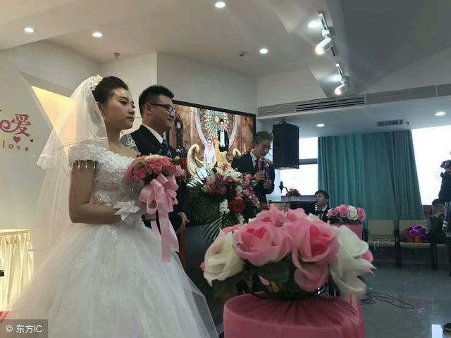 前夫再婚，婆婆逼著我去參加，台上她說一番話，新娘怒扇我耳光