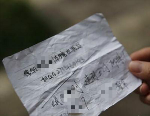 兒子外出打工寄來一封信，孫女誤讀一個字，六旬老漢因此命運逆轉！