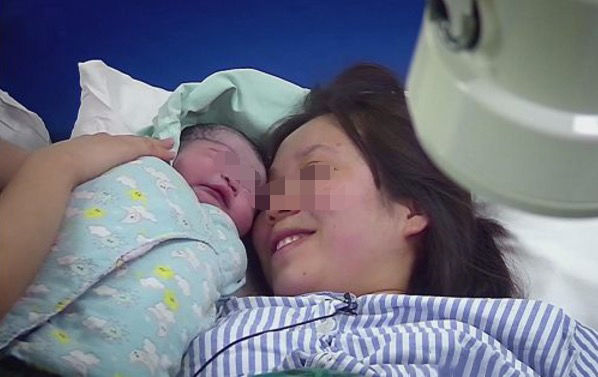 老婆坐月子，丈母娘送三萬，俺偷摸去銀行轉給情人，回家後，傻住