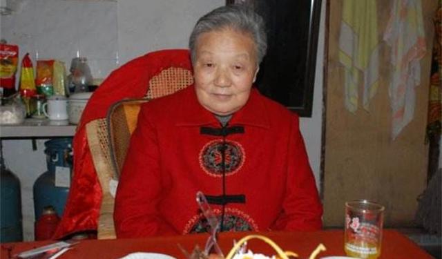 爸媽看不起農村公婆，婚禮上婆婆送我一破包，爸媽瞬間刮目相看！