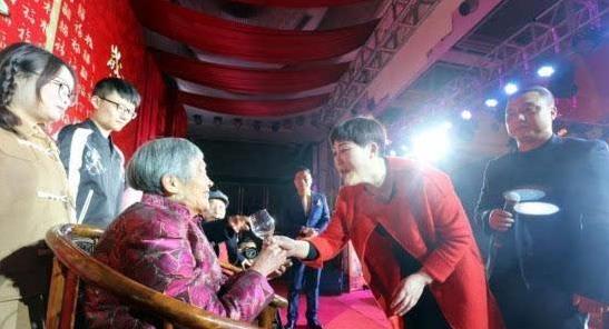 兒女們給母親祝壽，女婿偷偷去買單，出門後，老闆跪下不讓他們走