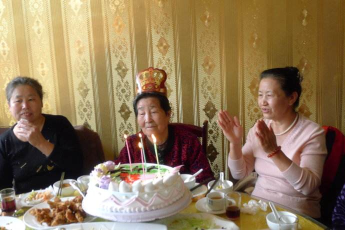 兒女們給母親祝壽，女婿偷偷去買單，出門後，老闆跪下不讓他們走