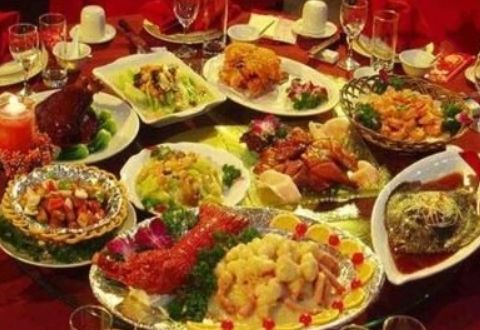 兒女們給母親祝壽，女婿偷偷去買單，出門後，老闆跪下不讓他們走
