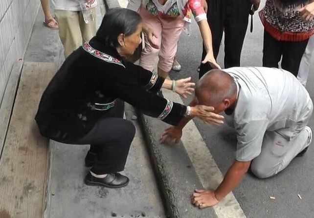 兒女們給母親祝壽，女婿偷偷去買單，出門後，老闆跪下不讓他們走