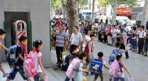 六歲兒子每天撿五百，父親覺得有問題，偷偷跟蹤兒子後，癱在地上