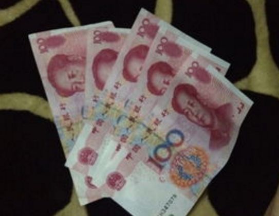 六歲兒子每天撿五百，父親覺得有問題，偷偷跟蹤兒子後，癱在地上