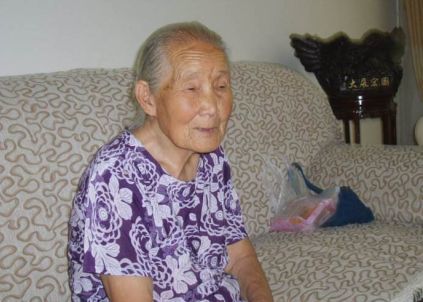 婆婆不會用熱水器，一洗澡就偷著哭，兒媳想幫忙，推開門，癱地上