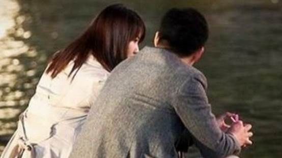 第一次去男友家，晚上和婆婆睡，她不停踢俺腳，翻開被子，俺蒙了
