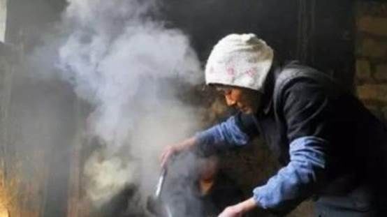 第一次去男友家，晚上和婆婆睡，她不停踢俺腳，翻開被子，俺蒙了