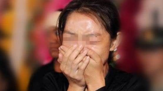 第一次去男友家，晚上和婆婆睡，她不停踢俺腳，翻開被子，俺蒙了