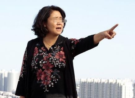 結婚後工資卡給婆婆保管，三年後婆婆還給俺，回娘家扇嫂子一巴掌