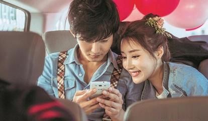 女兒滿月酒公婆空手來，嫌丟人趕他們走，回房間看孩子我報了警