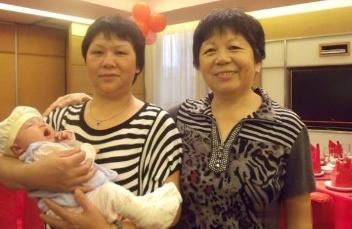 女兒滿月酒公婆空手來，嫌丟人趕他們走，回房間看孩子我報了警