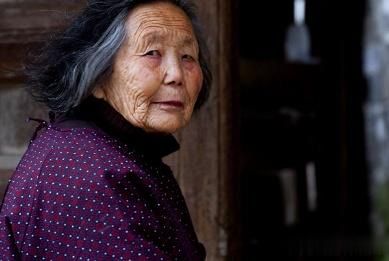 女兒滿月酒公婆空手來，嫌丟人趕他們走，回房間看孩子我報了警