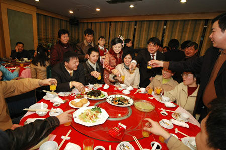 婚禮上女子給婆婆敬酒，收到五元紅包，丈夫指指腳下，女子樂了