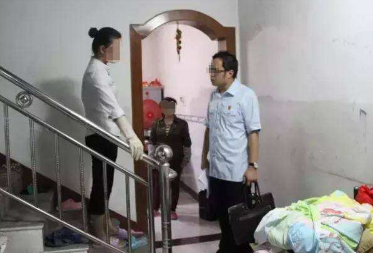 寶媽因病去世，兒子經常跑到鄰居家，寶爸跟去查看，發現妻子秘密