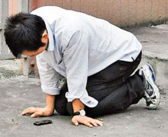 寶媽因病去世，兒子經常跑到鄰居家，寶爸跟去查看，發現妻子秘密