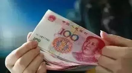 婆婆臨終給小姑8萬，只給老公個破碗，俺怒摔地上，低頭瞥眼蒙啦
