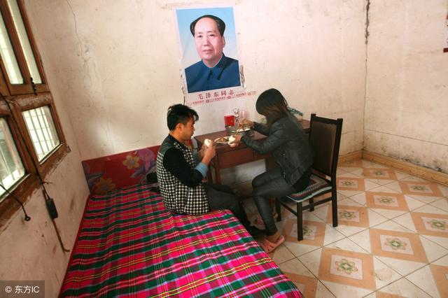婚後第二天婆婆住院，俺拿彩禮去交費，看到餘額，我不想管了