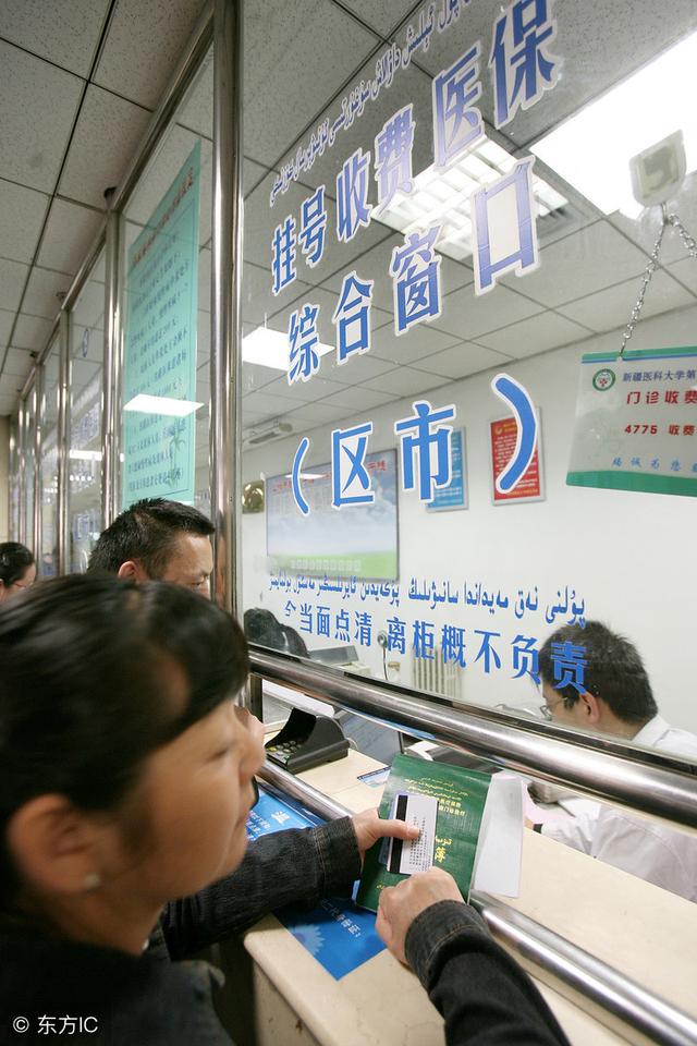 婚後第二天婆婆住院，俺拿彩禮去交費，看到餘額，我不想管了