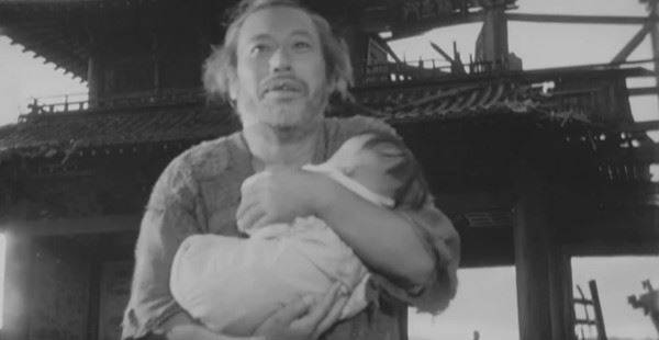 父親含淚將死嬰扔去喂野狼，山坳野狼竟將其救活並喂養！