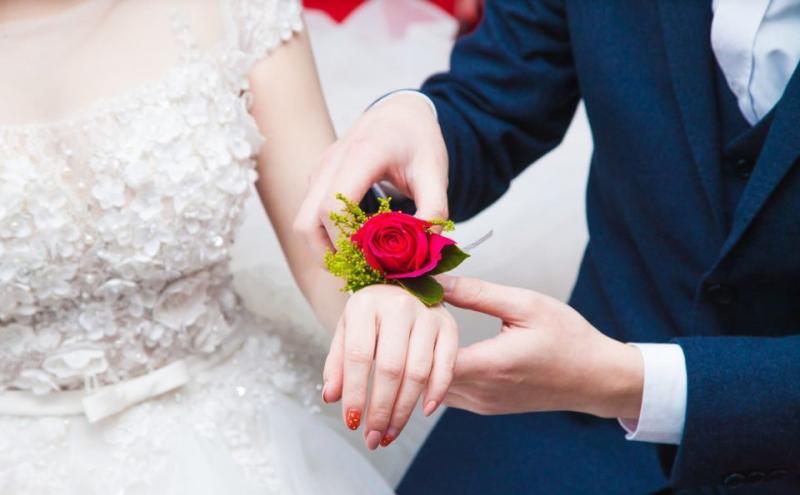 新婚夜丈夫拒不同房，妻子無奈去找婆婆，婆婆指指床底，她傻住！