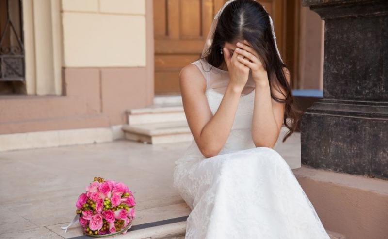新婚夜丈夫拒不同房，妻子無奈去找婆婆，婆婆指指床底，她傻住！
