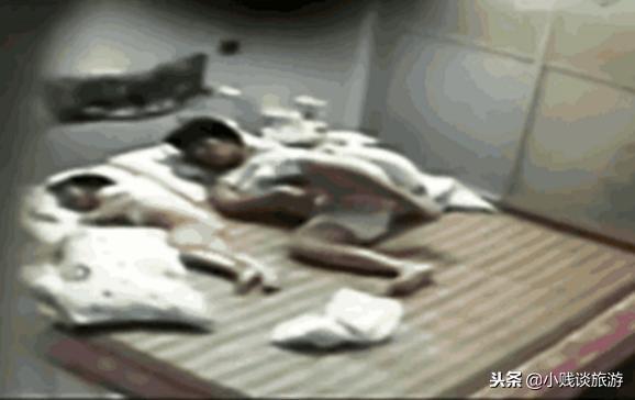女孩睡覺總說夢話，醫生查不出病因，翻看家裡監控，父親跑去報警
