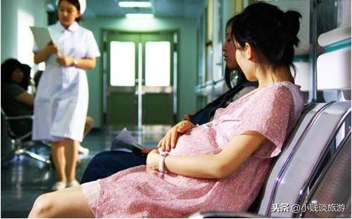 妻子做產檢，進去前一直重複：拿衣服，摸到衣服口袋，俺癱在地上