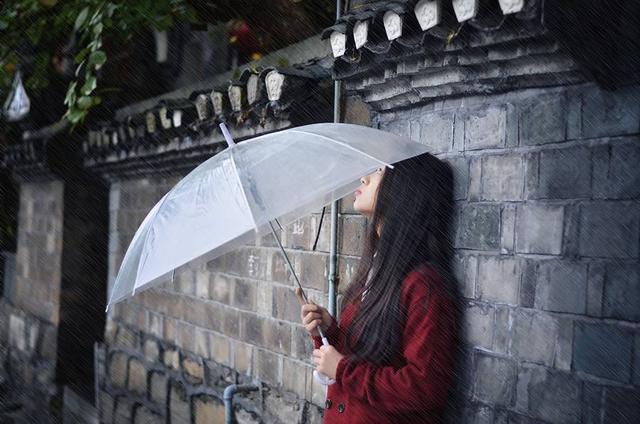 丈夫去世，女子和婆婆一起生活，半夜看到一個身影，她愣在原地