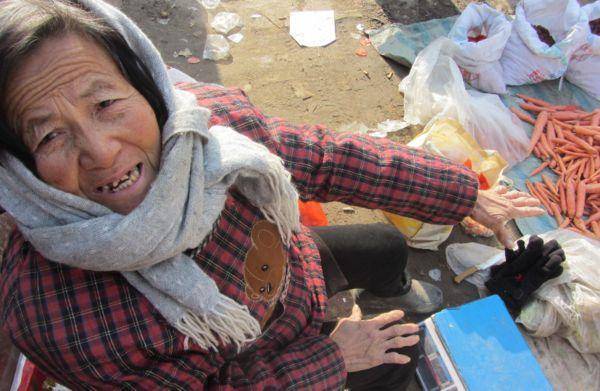 25歲小夥娶50歲富婆，婚後3年卻9次入院，醫生最後搖頭稱：準備後事吧！