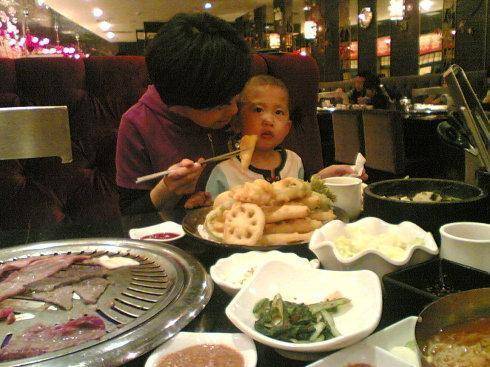 25歲小夥娶50歲富婆，婚後3年卻9次入院，醫生最後搖頭稱：準備後事吧！