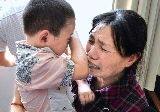 25歲小夥娶50歲富婆，婚後3年卻9次入院，醫生最後搖頭稱：準備後事吧！