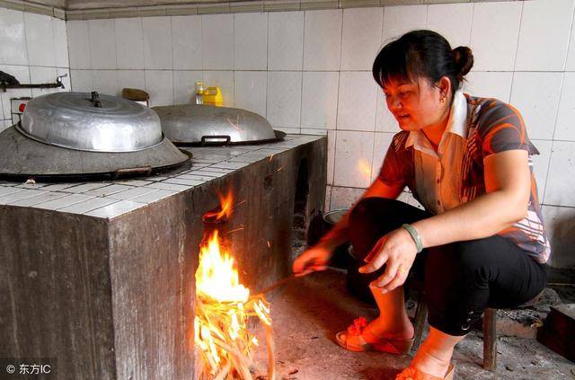 男孩上街抓藥入破廟避雨，一個善心之舉，卻意外讓父親多活了32年