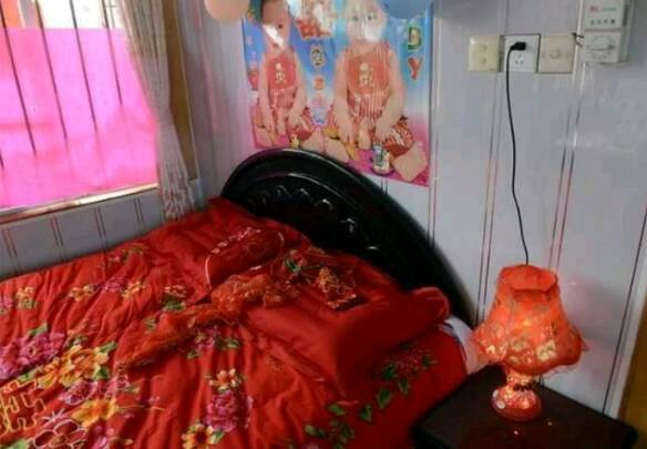 妹來家，丈夫逼俺陪她睡次臥，深夜聽見丈夫尖叫，推開門俺癱地上