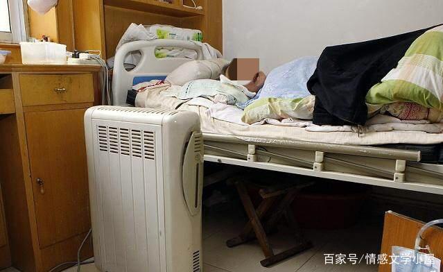 三年女子回娘家母親去世，凌晨聽廚房有聲音，湊近一看到人傻了眼